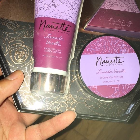 Iam Selling body lotion - Picture 2 of 8